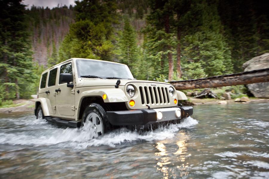  Jeep Wrangler Sahara Unlimited 2011 года  (фото 14 из 19)
